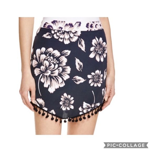 BAND OF GYPSIES NWT Navy & White Floral Pom Pom Hem Skirt Size Medium - Picture 2 of 3